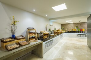 Daily full breakfast for a fee - Real Inn Tijuana by Camino Real Hotels (Tijuana)