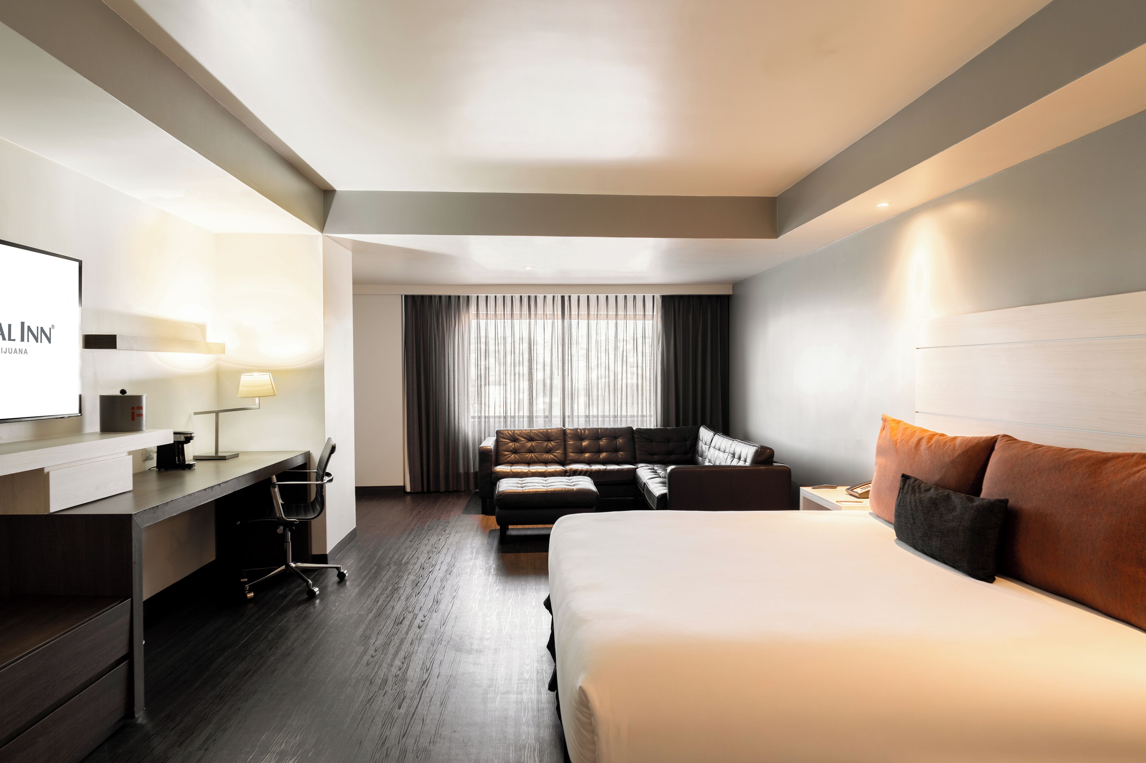 小型客房 | 高档床上用品、客房内保险箱、办公桌、遮光窗帘