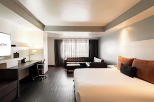 Junior Suite King | Premium bedding, in-room safe, desk, blackout drapes