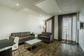 Rom – superior | Oppholdsområde | En 41-tommers Flatskjerm-TV med Parabol-TV samt TV og strømmetjenester