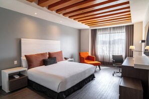 Ejecutiva King | 1 bedroom, premium bedding, in-room safe, desk