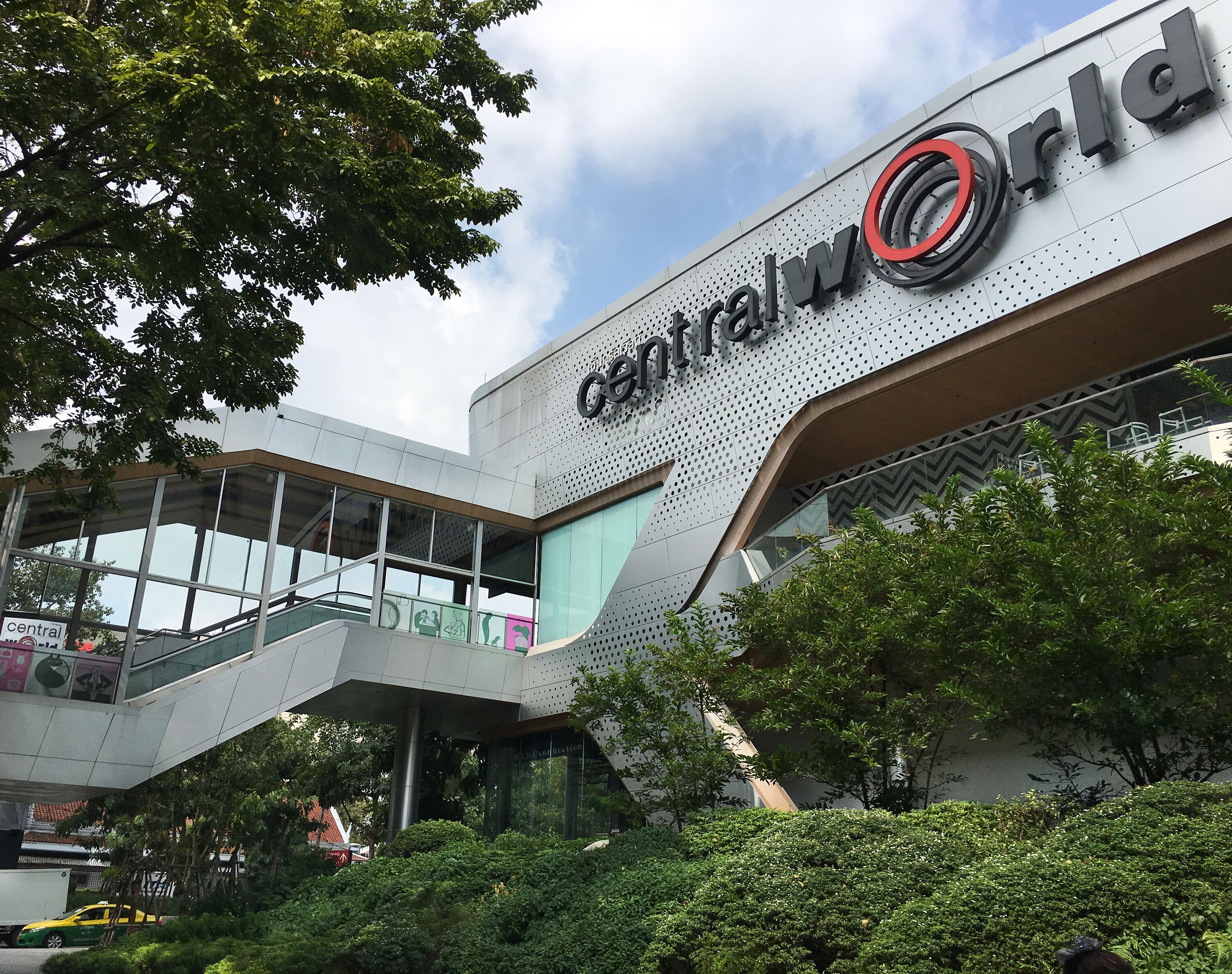 Un edificio moderno con un cartel que dice "CentralWorld".