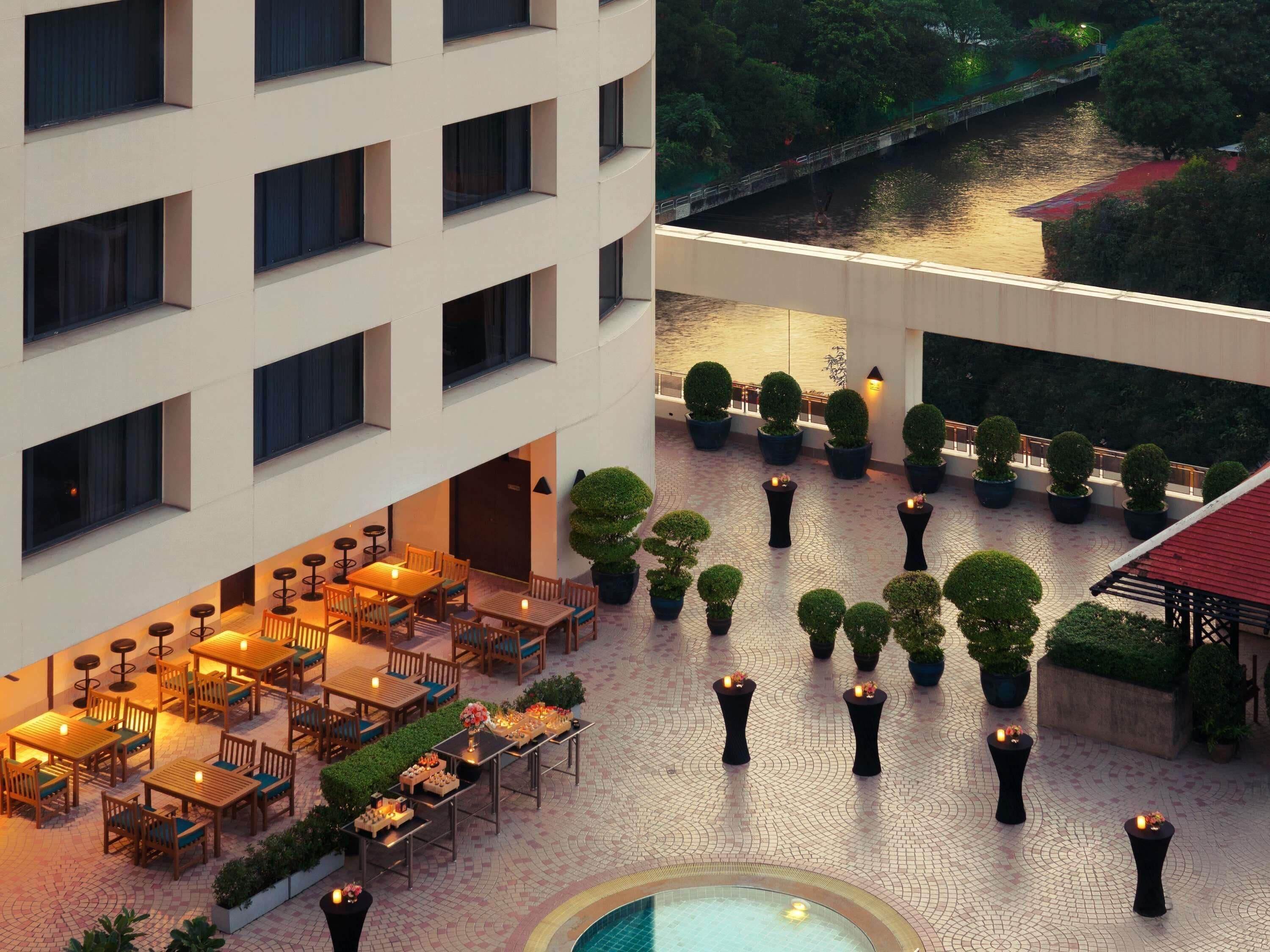 สระว่ายน้ำกลางแจ้ง เปิด 7:00 น. ถึง 21:00 น., ร่มริมสระว่ายน้ำ