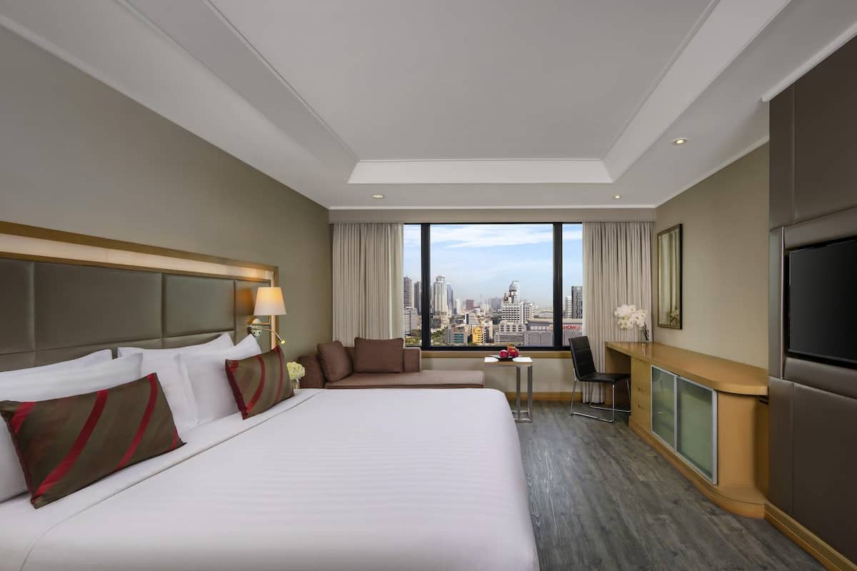 Quarto luxo, 1 cama King | Roupas de cama premium, cofres nos quartos, escrivaninha