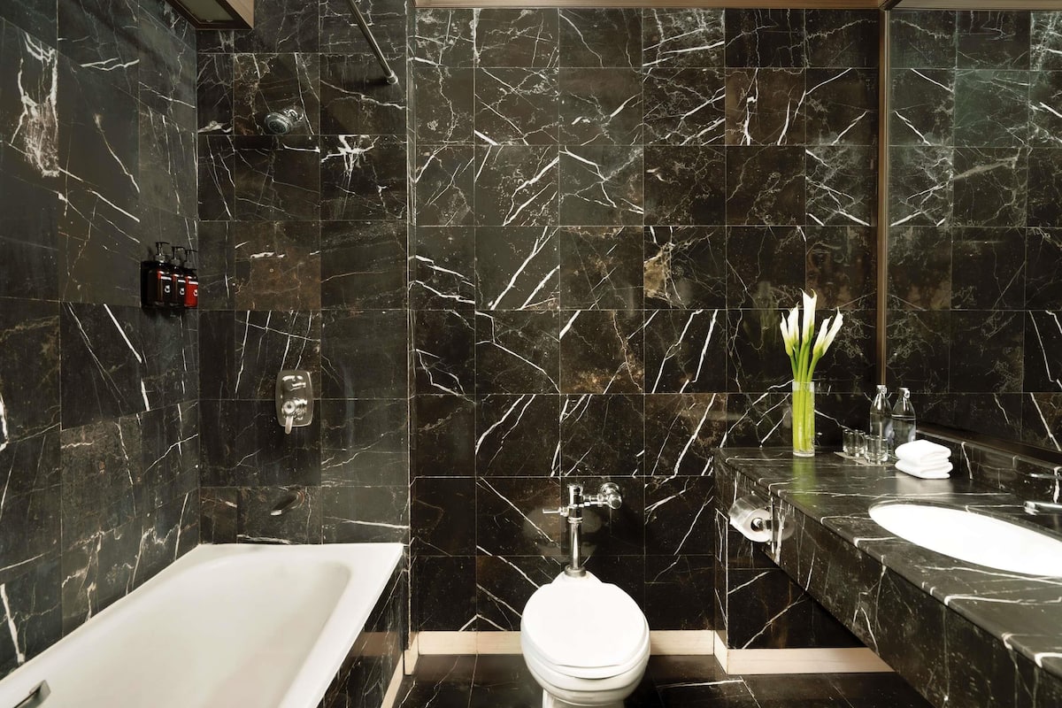 Executive Room, 2 Single Beds (Executive Lounge Access) | Premium bedding, in-room safe, desk, laptop workspace