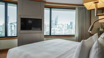 Grand Executive Suite, 1 King Bed Club Longue Access (Business Lounge access) | Roupas de cama premium, cofres nos quartos, escrivaninha