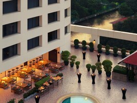 屋外プール、営業時間 7:00 ～ 21:00、プール パラソル、サンラウンジャー