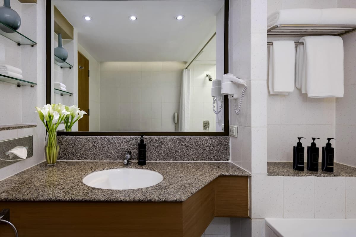 Suite, 1 cama King size, en esquina (Executive Lounge Access) | Ropa de cama de alta calidad y caja de seguridad en la habitación