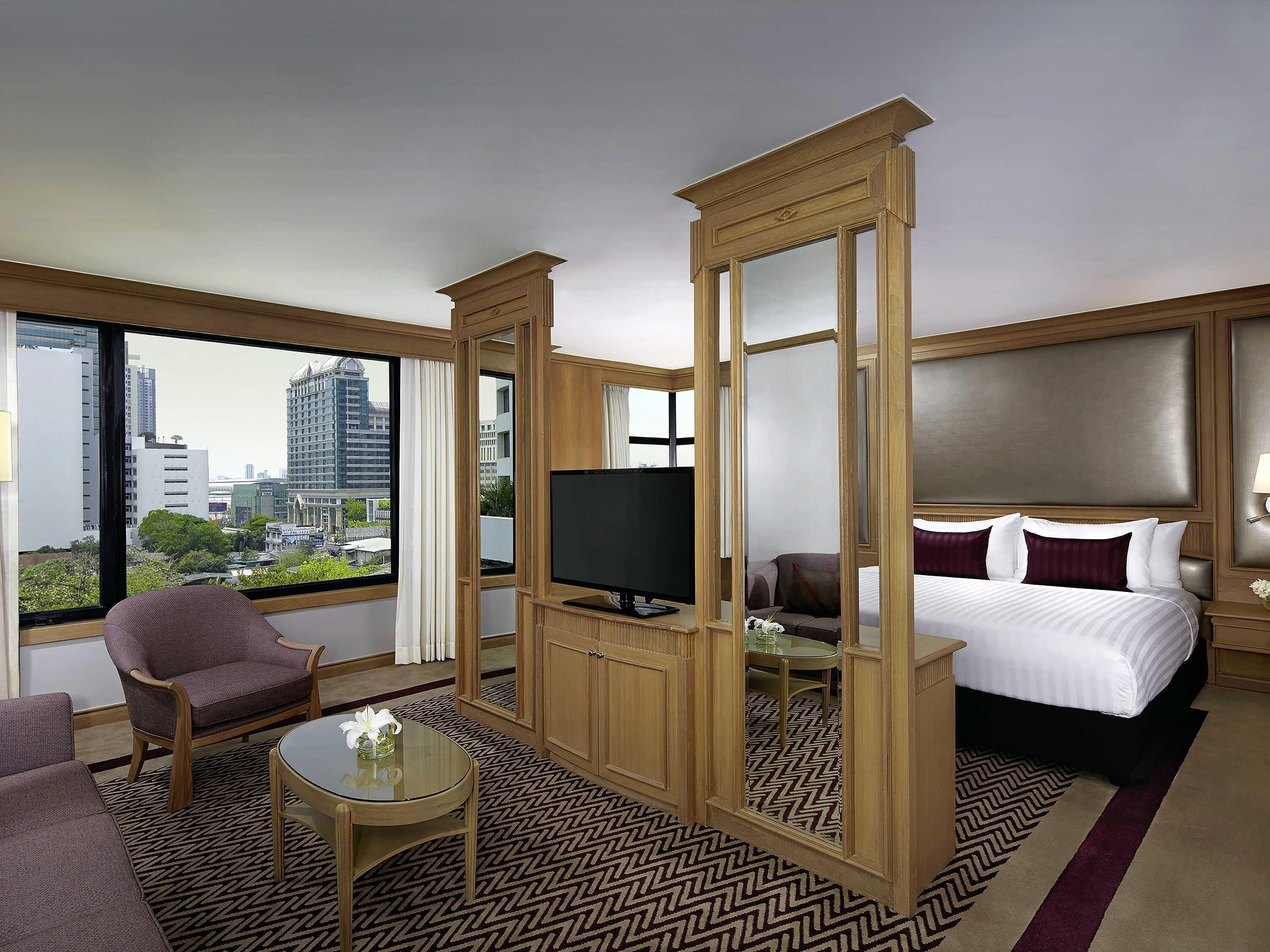 Corner Suite, 1 King Bed (Executive Lounge Access) | Premium bedding, in-room safe, desk, laptop workspace