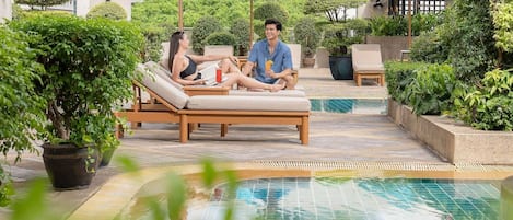 Piscine extérieure, parasols de plage, chaises longues