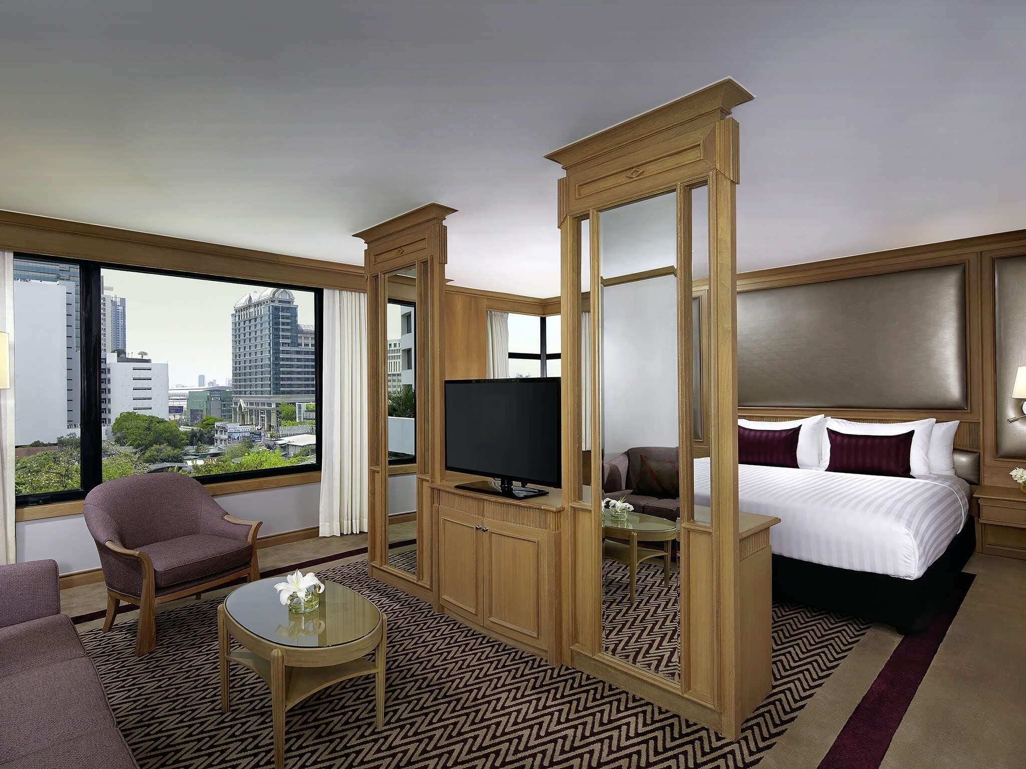 Corner Suite, 1 King Bed (Executive Lounge Access) | Ylelliset vuodevaatteet, tallelokero huoneessa, työpöytä