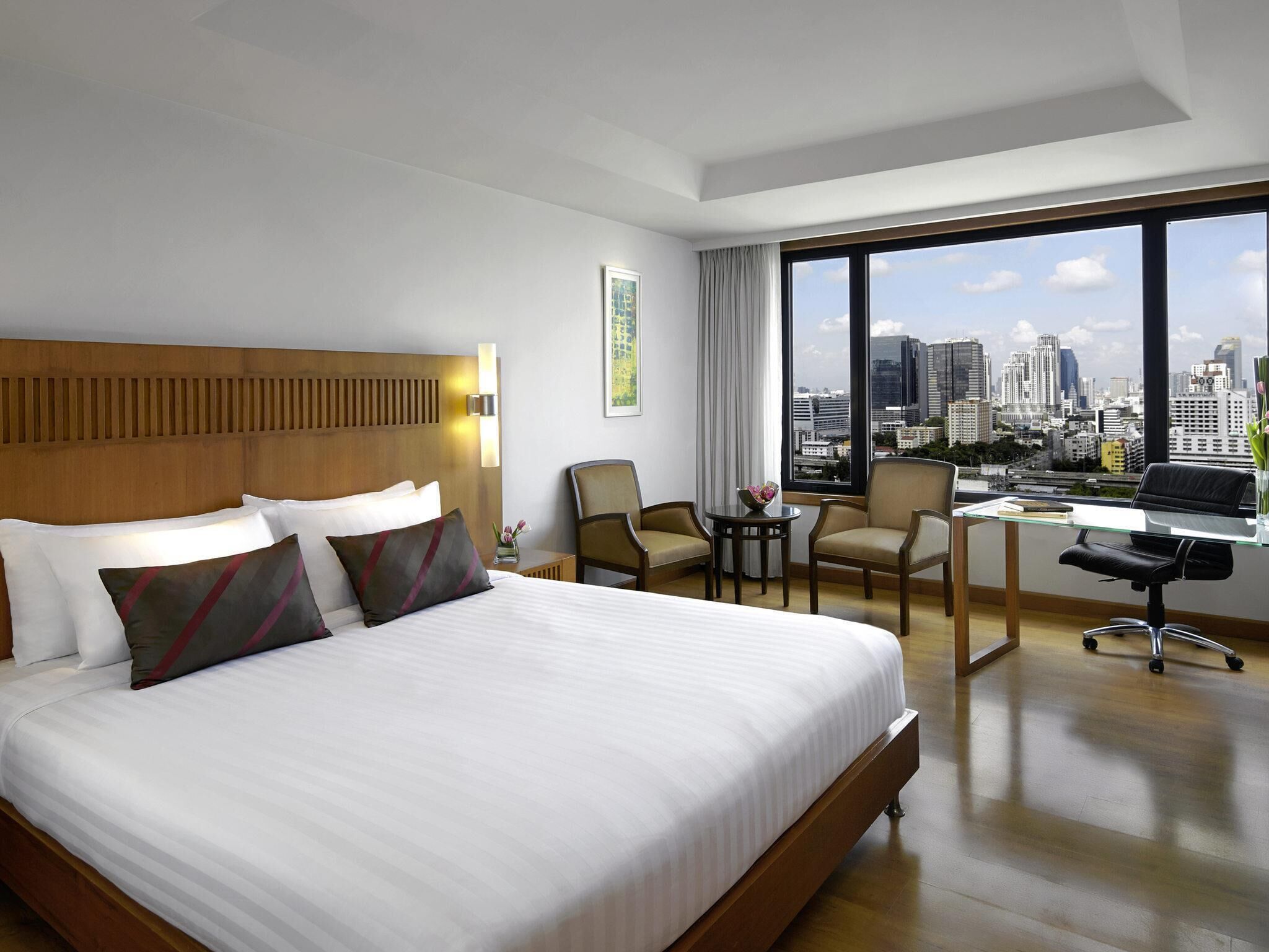 Skyline Room, 1 King Bed | Premium bedding, in-room safe, desk, laptop workspace