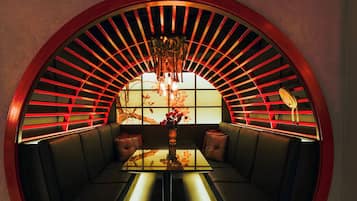 2 restaurantes, se sirven desayunos, comidas, cenas y cocina japonesa