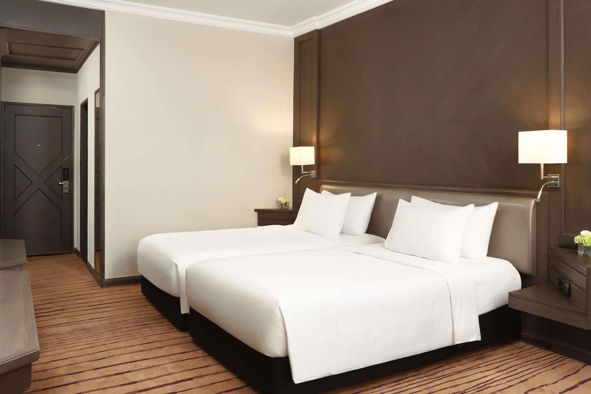 Quarto executivo, 2 camas de solteiro (Executive Lounge Access) | Roupas de cama premium, cofres nos quartos, escrivaninha