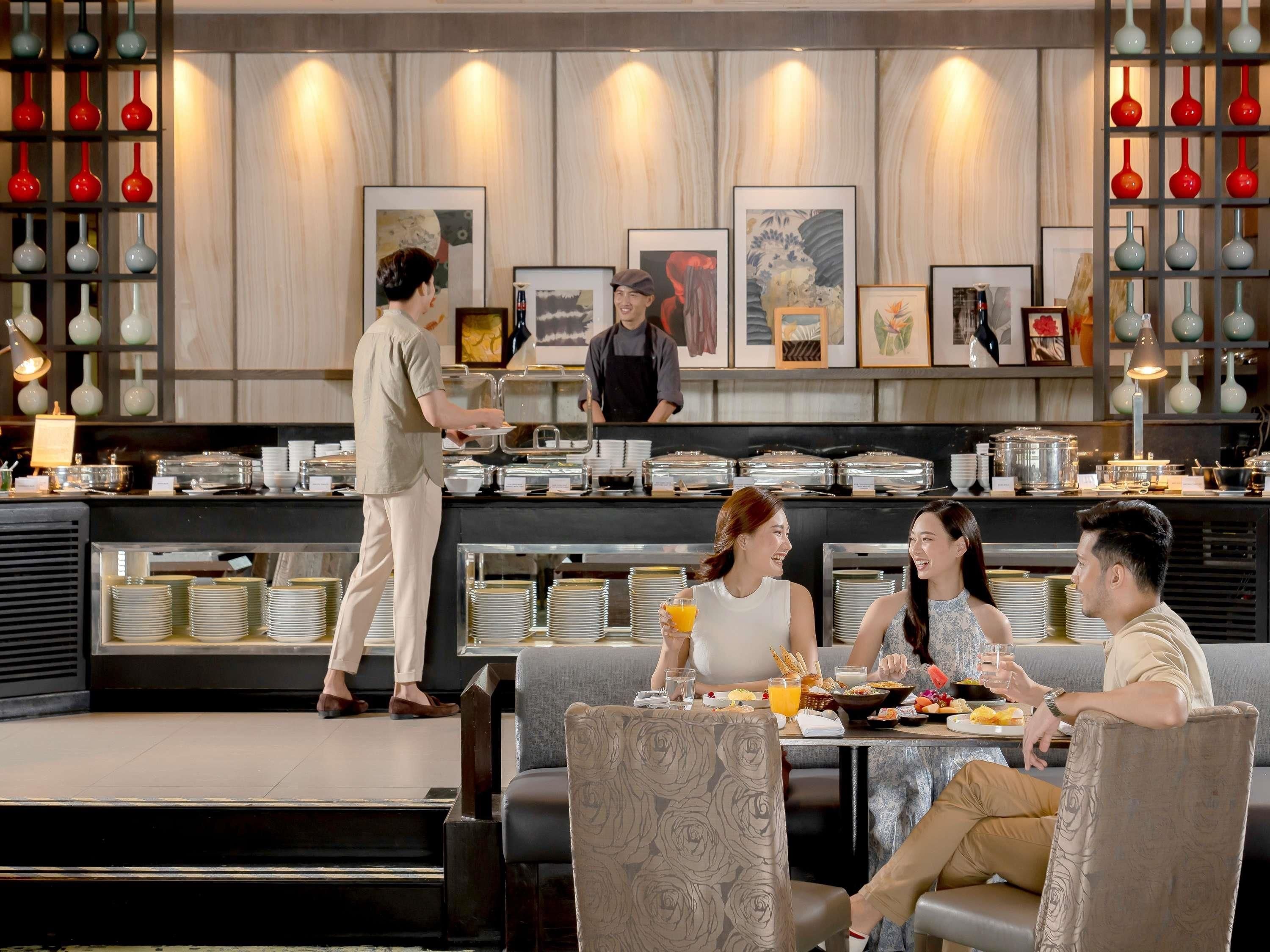 Ein Restaurant mit Buffet, Sitzbereich und Bar.