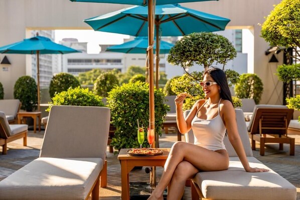 Outdoor pool, open 7:00 AM to 9:00 PM, pool umbrellas, pool loungers - Grand Mercure Bangkok Atrium (Bangkok)