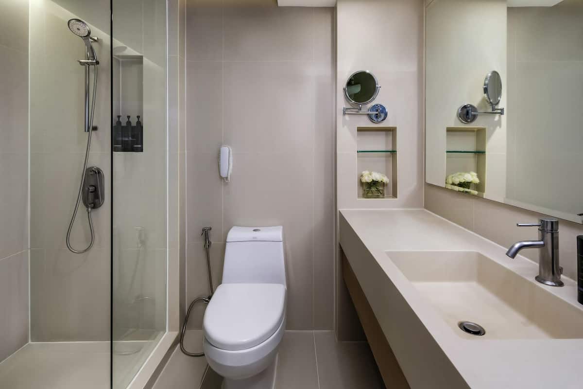 Deluxe Room, 1 King Bed | Bathroom | Eco-friendly toiletries, hair dryer, bathrobes, slippers