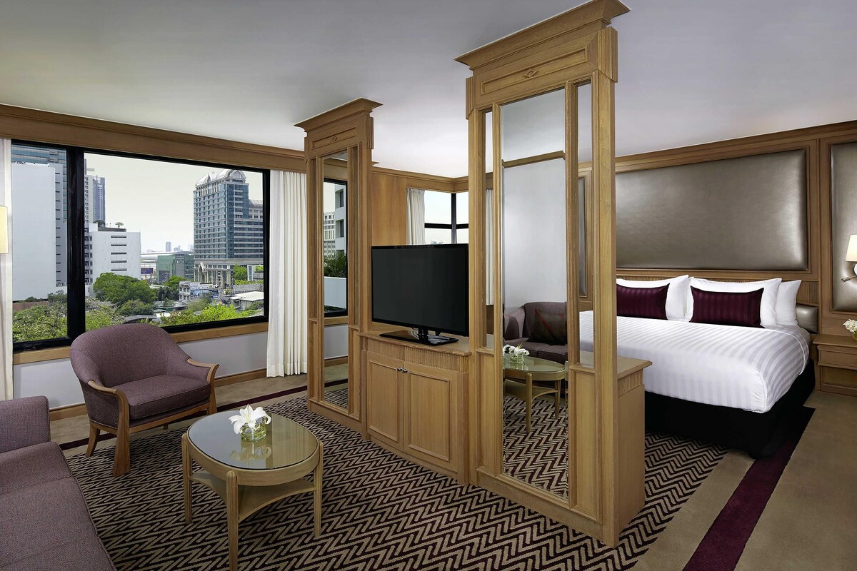 Corner Suite, 1 King Bed (Executive Lounge Access) | 고급 침구, 객실 내 금고, 책상, 노트북 작업 공간