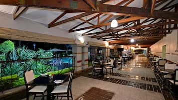 供應早餐、午餐及晚餐