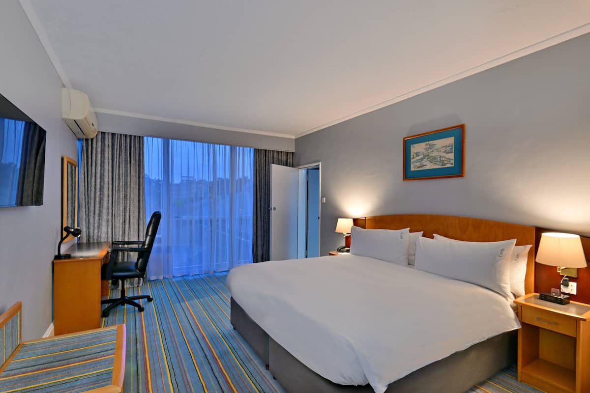 Minibar, in-room safe, individually decorated, individually furnished