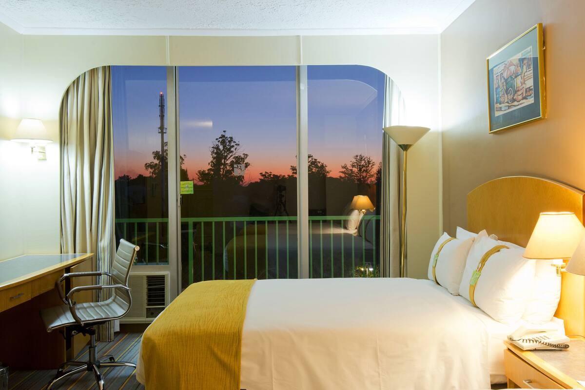 standard room | 1 bedroom, minibar, in-room safe, individually decorated