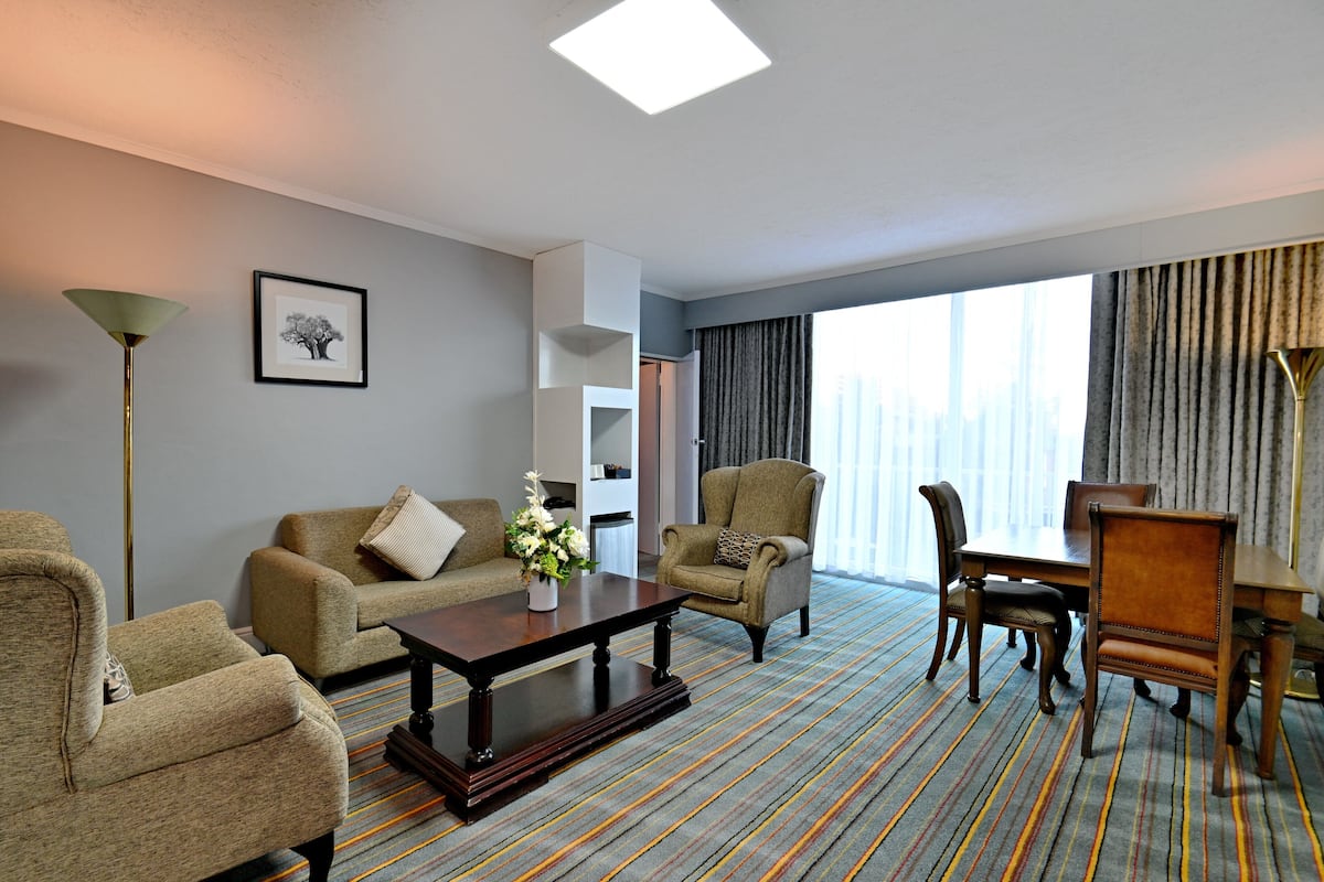 Premium Room | Minibar, in-room safe, desk, laptop workspace