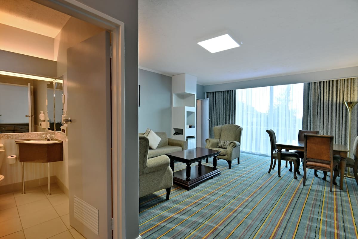 Minibar, in-room safe, individually decorated, individually furnished