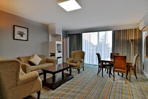 Minibar, in-room safe, individually decorated, individually furnished