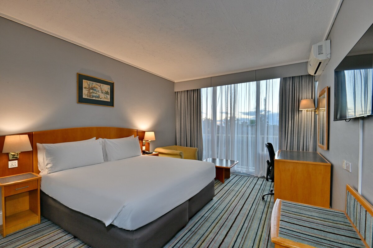 Premium Room, 1 King Bed, Smoking | Minibar, in-room safe, desk, laptop workspace