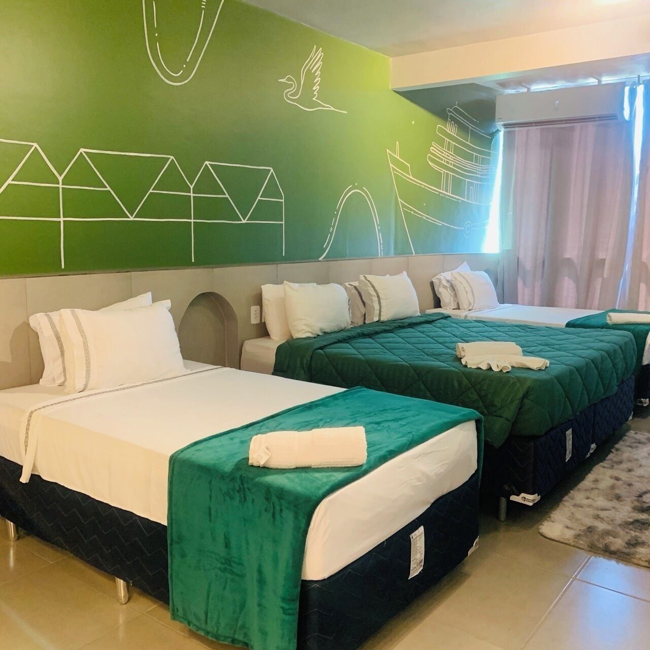 Familie suite | Een minibar, verduisterende gordijnen, een strijkplank/strijkijzer