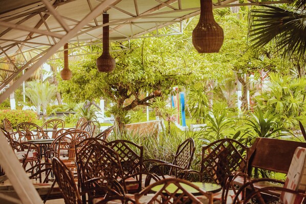 Piscine extérieure, chaises longues