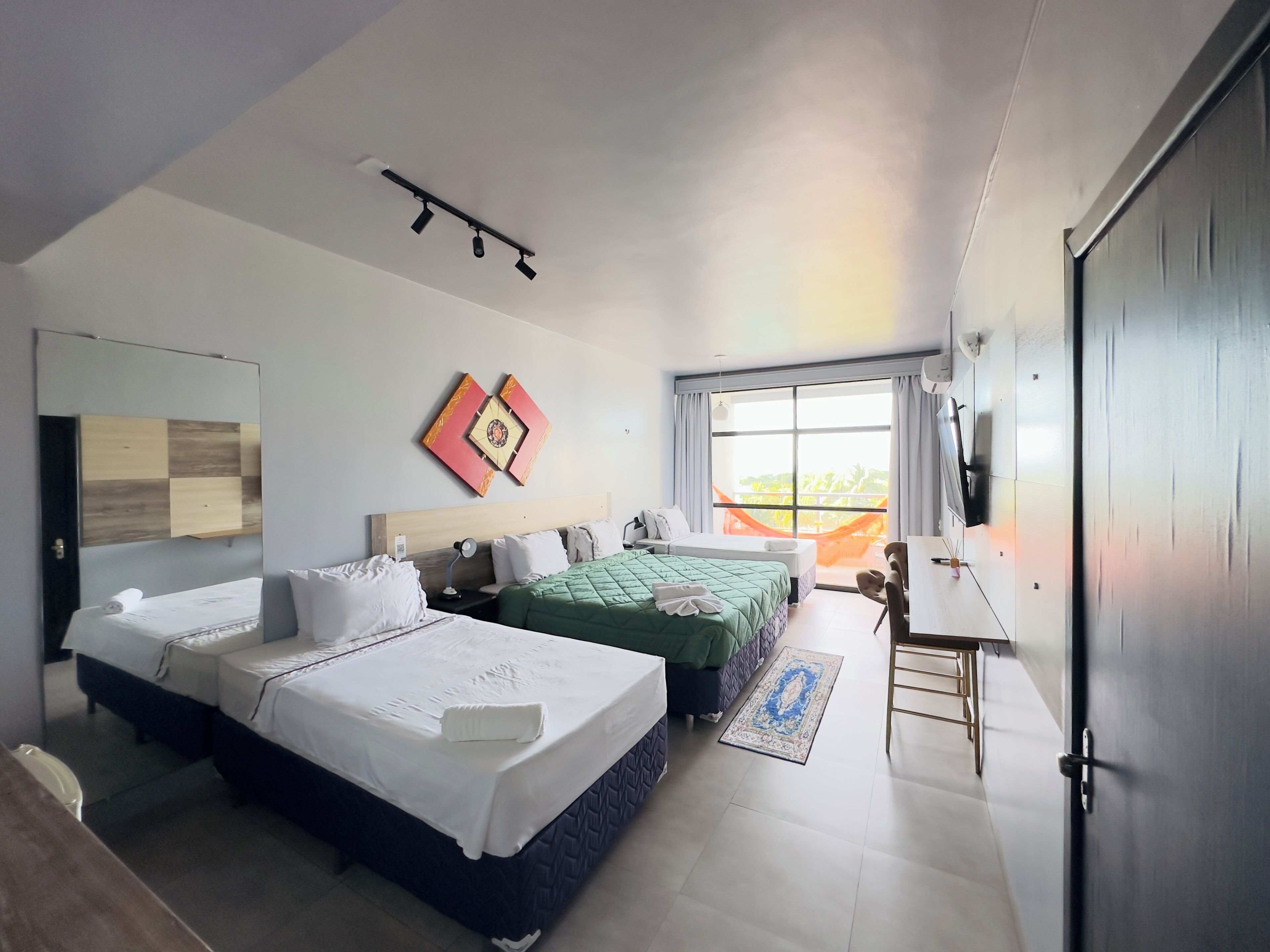 Premium vierpersoonskamer | Een minibar, verduisterende gordijnen, een strijkplank/strijkijzer