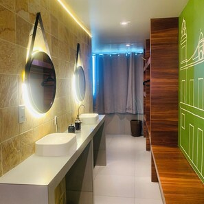 Family Suite | Bathroom