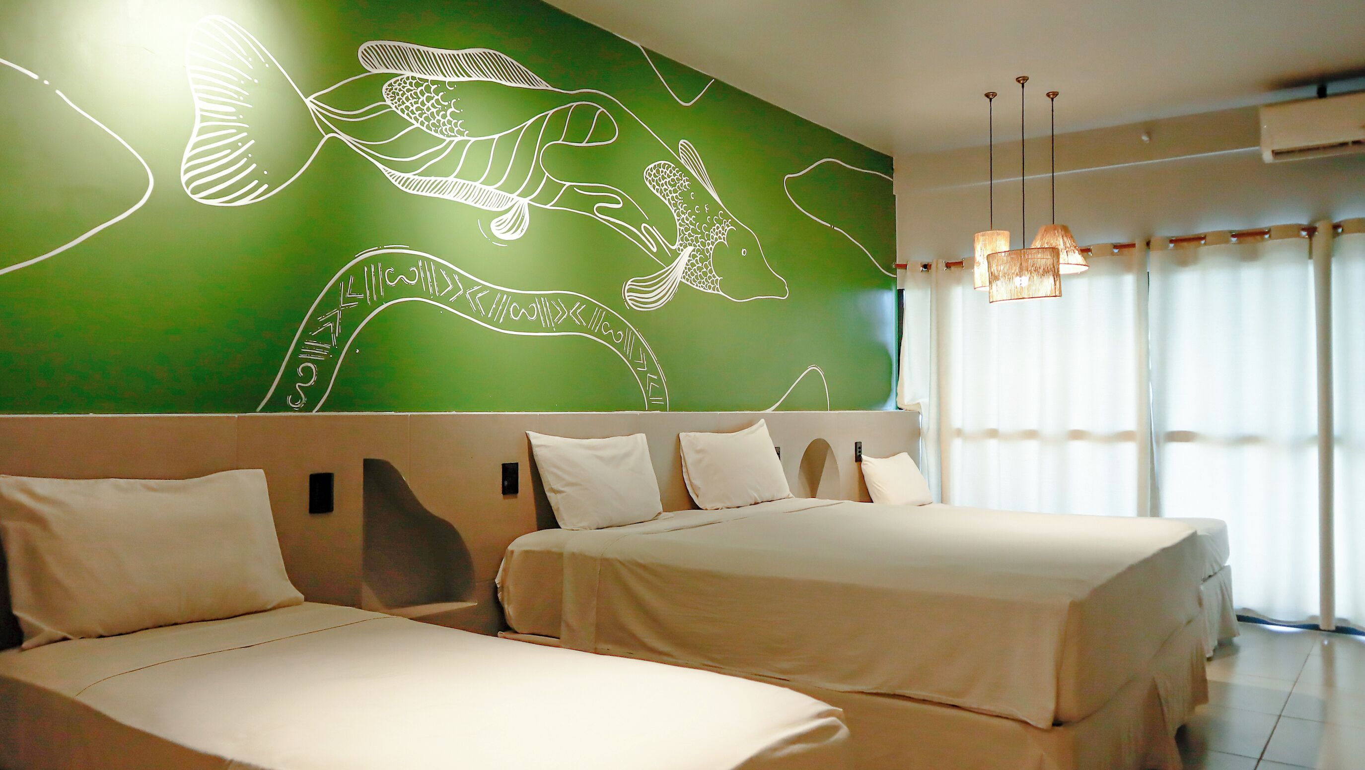 Deluxe vierpersoonskamer | Een minibar, verduisterende gordijnen, een strijkplank/strijkijzer