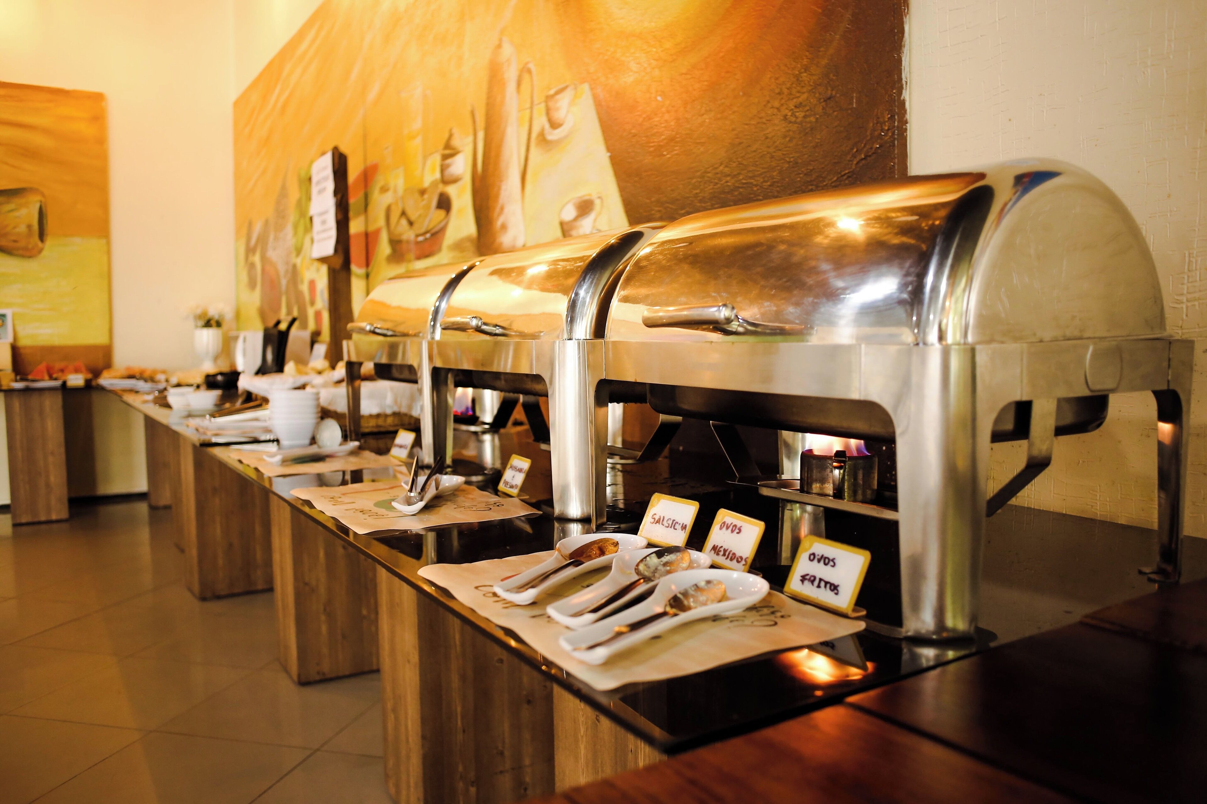Un buffet proposant plusieurs présentoirs en libre-service, chacun indiquant les différents plats disponibles.