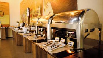 Un buffet proposant plusieurs présentoirs en libre-service, chacun indiquant les différents plats disponibles.