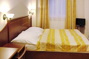 Standard Double Room | Minibar, in-room safe, soundproofing, iron/ironing board