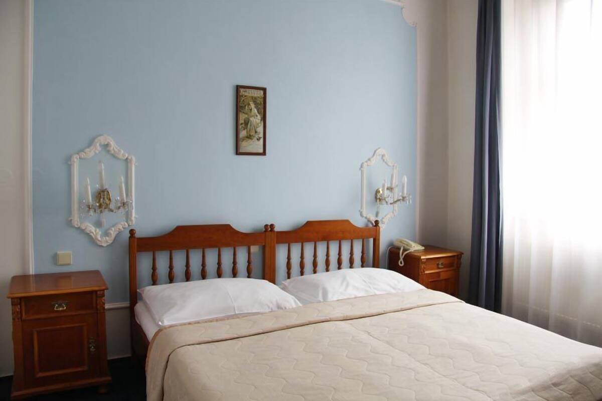 Standard Double Room | Minibar, in-room safe, soundproofing, iron/ironing board