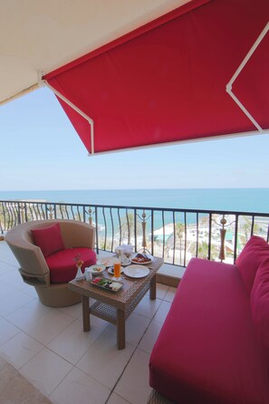 جناح بريميم - سرير ملكي | شرفة/رواق