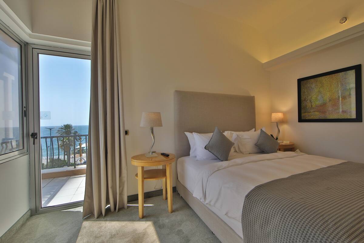 Single Deluxe Room Partial Sea View | 高档床上用品、迷你吧、客房内保险箱、办公桌