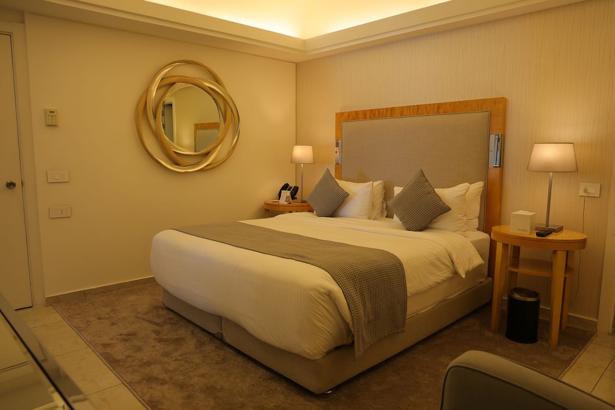 Suíte panorâmica, 1 cama King | 1 quarto, roupas de cama premium, frigobar, cofres nos quartos