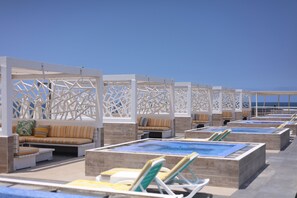 Piscina externa sazonal, funciona das 9h às 18h, guarda-sóis