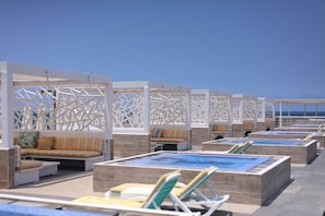 Piscina externa sazonal, funciona das 9h às 18h, guarda-sóis