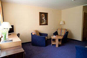 Deluxe Double Room | Desk, free WiFi, bed sheets