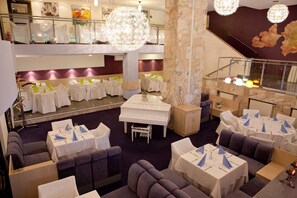 Breakfast, lunch, dinner served; garden views