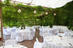 Breakfast, lunch, dinner served; garden views - Karolina Park Hotel (Vilnius)