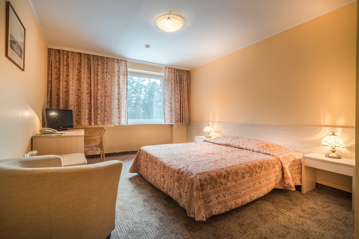 Desk, free WiFi, bed sheets