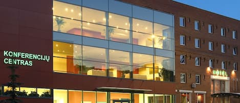 Façade de l’hébergement - soirée/nuit