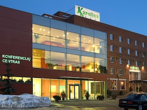 Front of property – evening/night - Karolina Park Hotel (Vilnius)