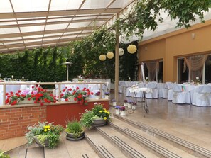 Se sirven desayunos, almuerzos y cenas; con vista al jardín
